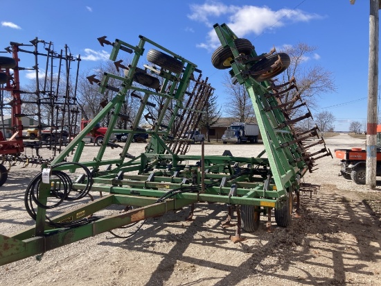 John Deere 960 Field Cultivator