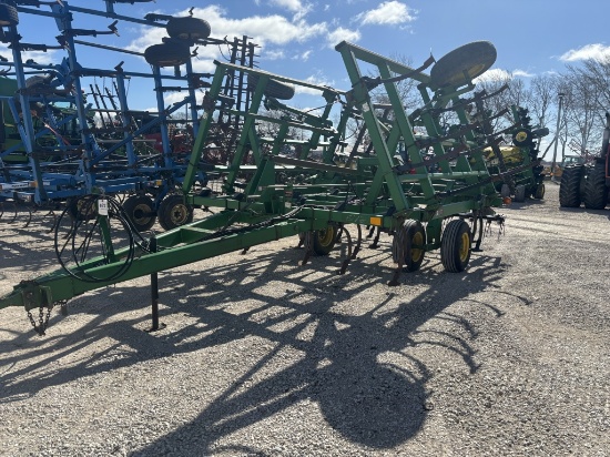 John Deere 980 Field Cultivator