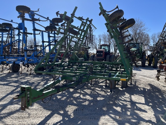 John Deere 960 Field Cultivator