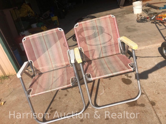 2 foldable vintage lawn chairs