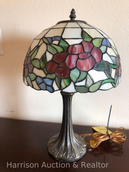 Tiffany style desk lamp is in working condition