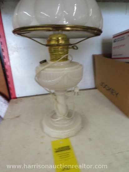 1920 Beige and white Lincoln drape Aladdin oil lamp
