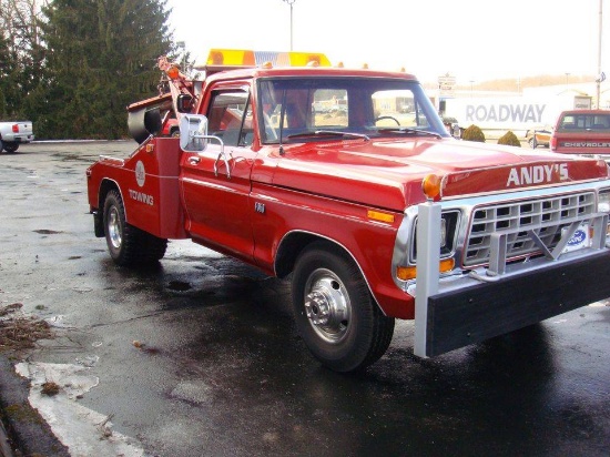 1974 Ford F350 Tow Truck. Truck is ready to go. Nice enough to show but rea