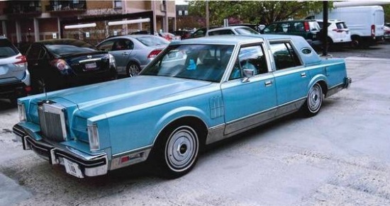 1980 Lincoln Continental Sedan. 5.8 liter optional engine 351 CID Windsor.
