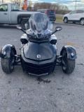 2015 Canam Spyder Motorcycle.Manual transmission.In like new condition with