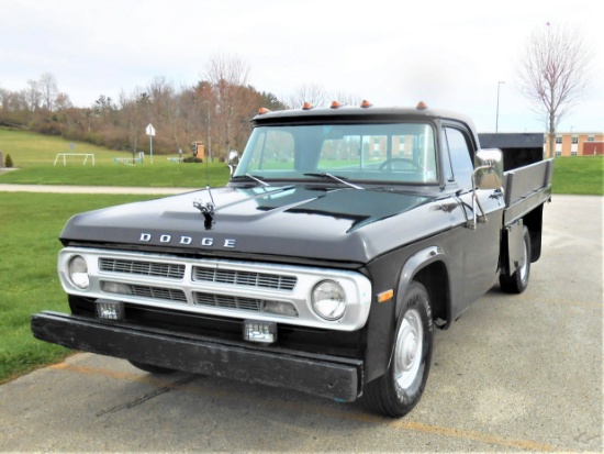 Vintage Dodge D100 pick up fitted with a flatbed and functional hydraulic l