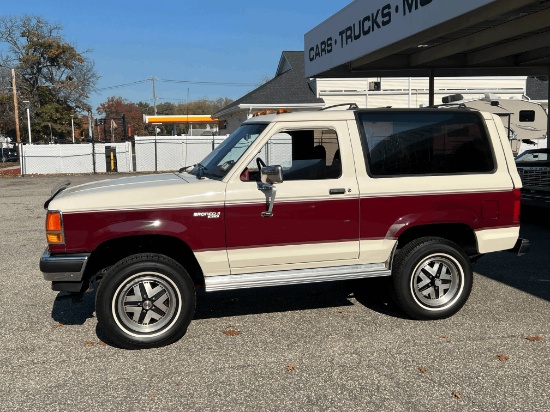 1990 Ford Bronco II XLT SUV. 4 Wheel Drive. Alloy Wheels. 2 Tone Paint. Clo