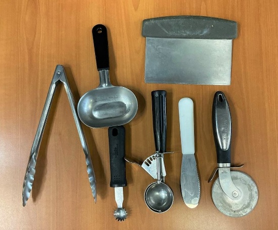 Assorted utencils