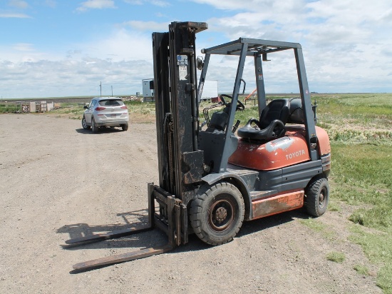 TOYOTA MODEL 426FGU25 1996 5,000 LB. CAPACITY DUAL FUEL LIFT TRUCK / FORKLIFT