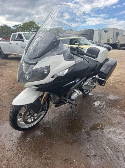 DEALERS / DISMANTLERS ONLY - 2016 BMW R 1200 RT Motorcycle, VIN # WB10A1308GZ196268