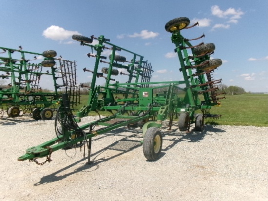 John Deere 2210 Field Cultivator