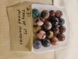Tray of 17 mixed marbles