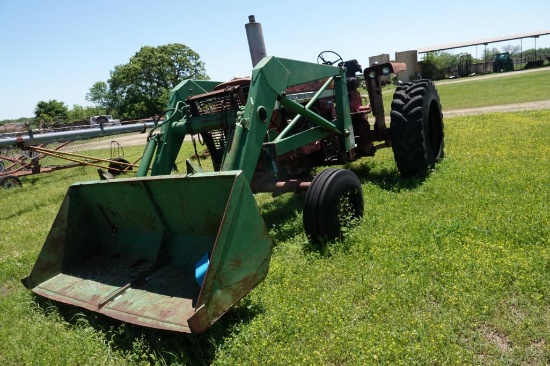 International Farmall 826 tractor w/ loader operates as it should