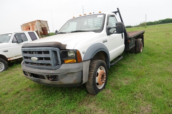 2006 Ford F550 XL Super duty V10 6 spd manual transmission w/flatbed (runs and drives)