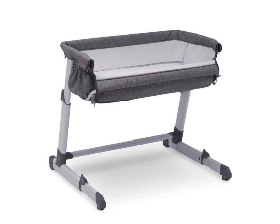 Delta Children Simmons Kids Dream Bedside Bassinet with Zip-Down Side Wall ? Convenient Baby Sleeper