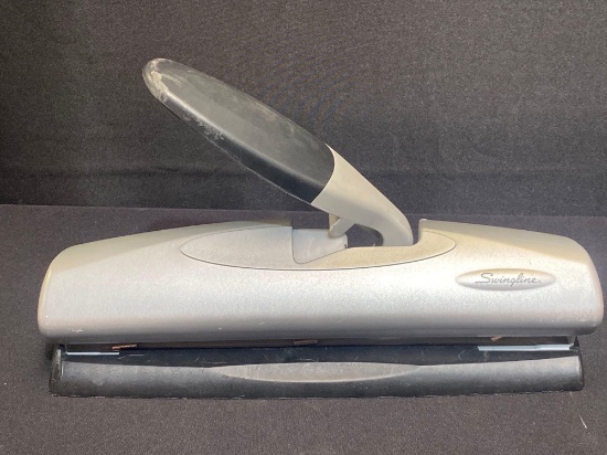 Swingline Desktop Hole Punch