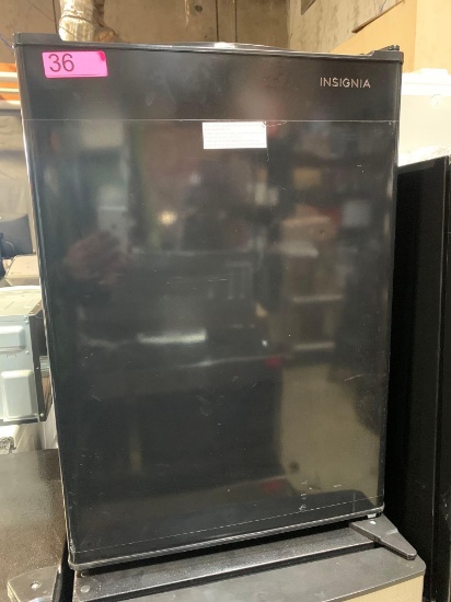 INSIGNIA Compact Refrigerator