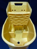 Rubbermaid Commercial Products WaveBrake 35 Qt