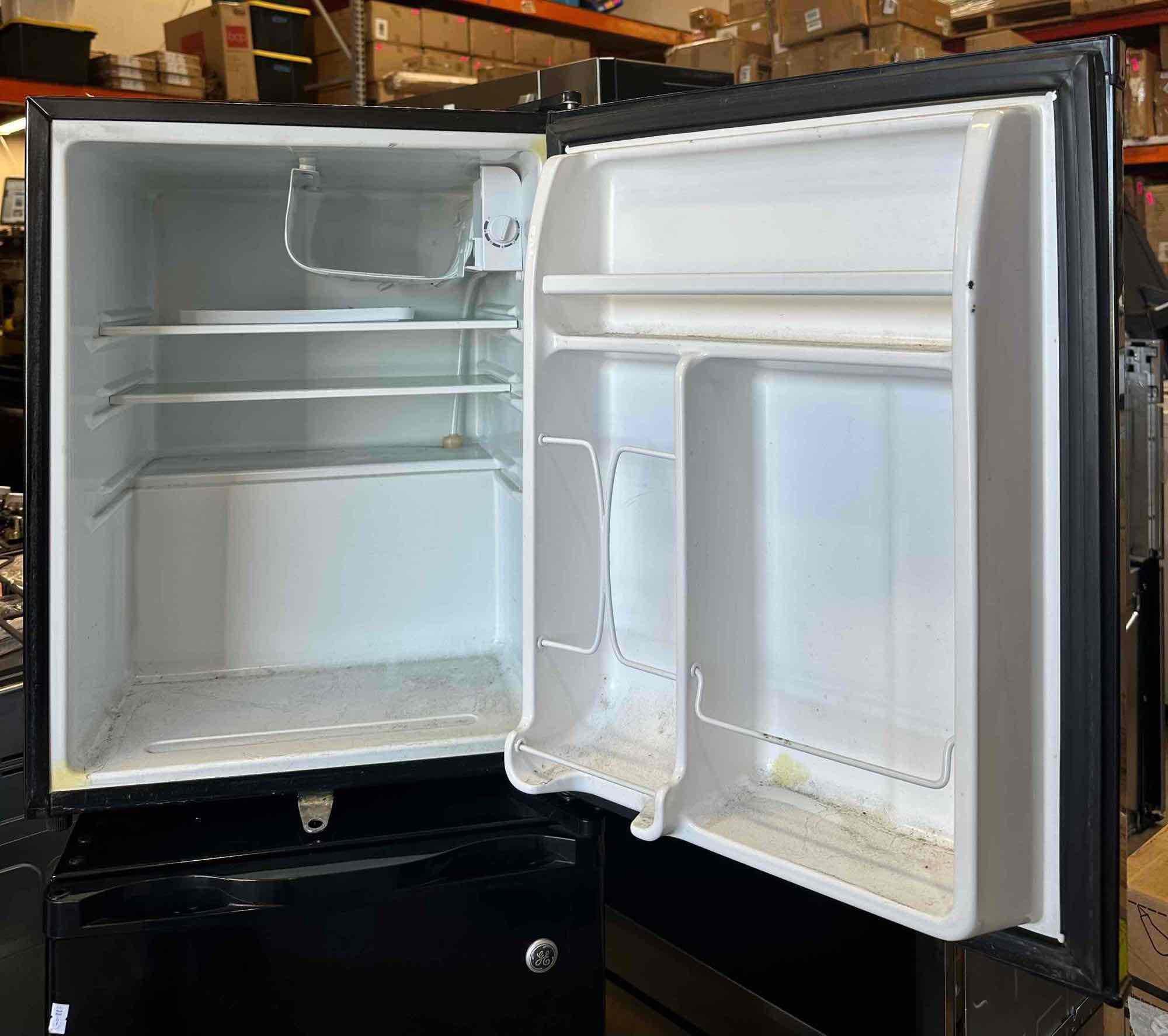 Frigidaire 2.5-cu ft Mini Fridge Freezer Compartment (Black) at