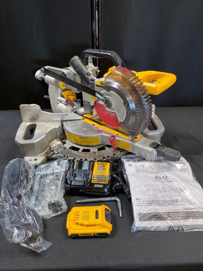 DeWALT 7-1/4" (184 mm) CORDLESS SLIDING COMPOUND MITER SAW KIT