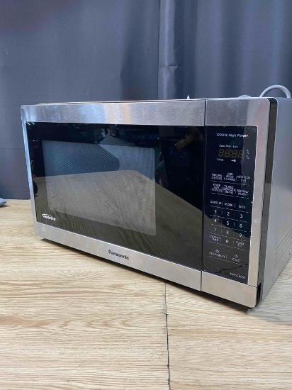 Panasonic 1.3 Cubic Foot Countertop Microwave Oven