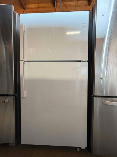 GE - 21.9 Cu. Ft. Top-Freezer Refrigerator with Garage Ready Performance - White