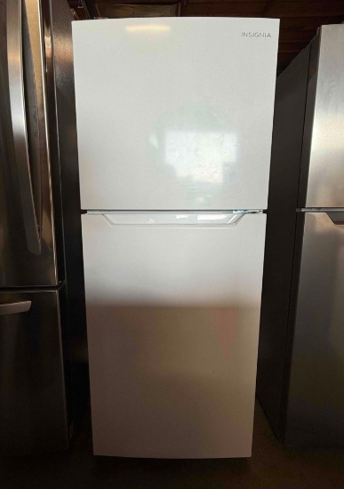 Insignia - 10 Cu. Ft. Top-Freezer Refrigerator with Reversible Door and ENERGY STAR Certification -