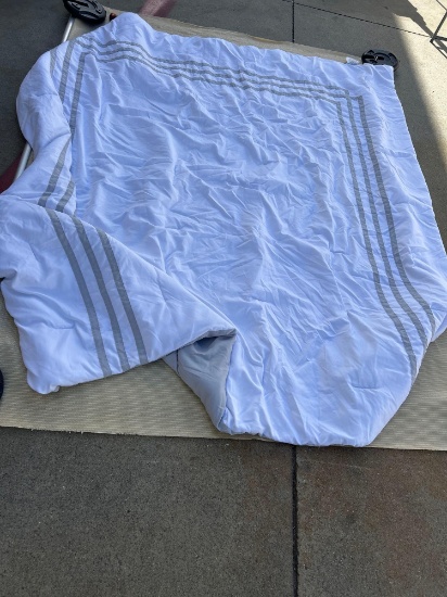 ThresHold Queen Size Comforter