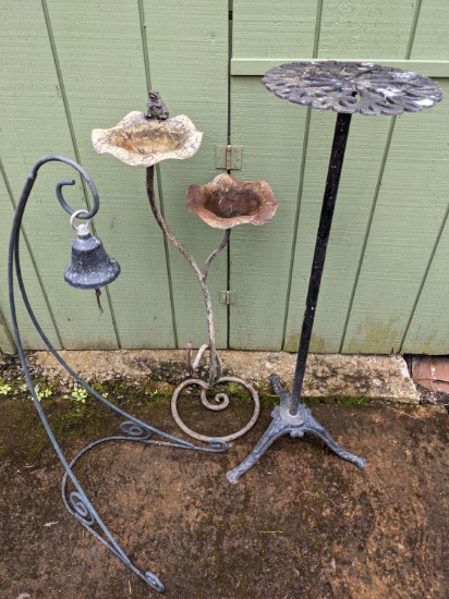 Yard Art Stand Bell Frogs