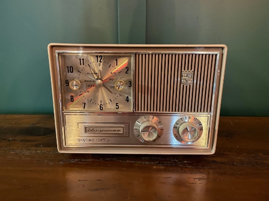 Mid Century Magnavox Gaytime Clock Radio