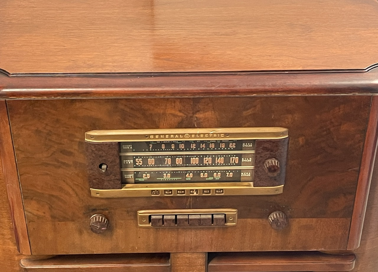 1940 G-E Radio J-805 Wood 8 Tube Radio 29.2x40x15 | Proxibid