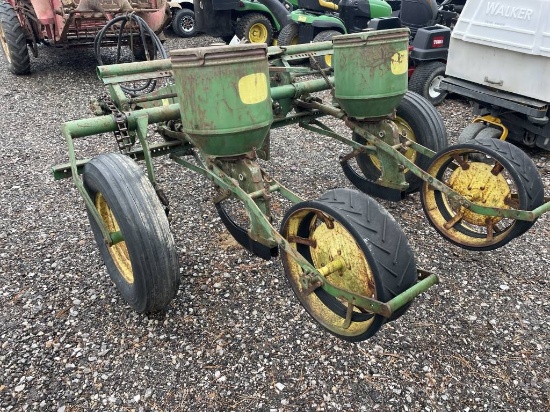 John Deere 2R Planter