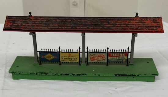 Lionel 156 Illuminated Train Station Platform Collectible