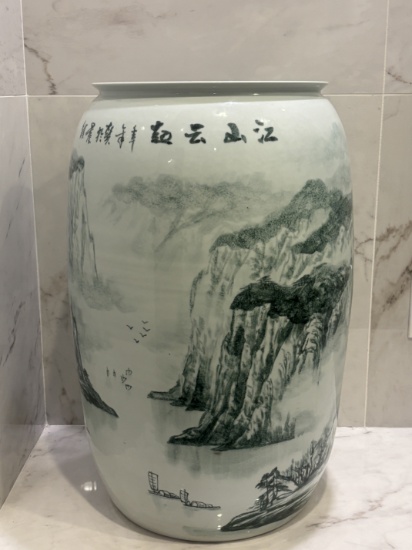 Chinese-Style Porcelain Vase – Decorative Ceramic Collectible