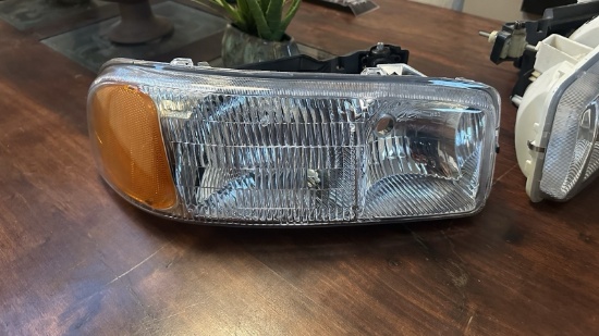 GM177-B001R Passenger Headlamp Assy Fits GMC Sierra 1500