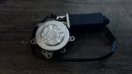 Nissan Maxima 240SX Window Lift Motor Front Right RH 82730-04E02 OEM 1989-1994