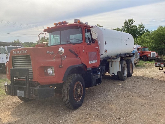 1995 Mack DM690S