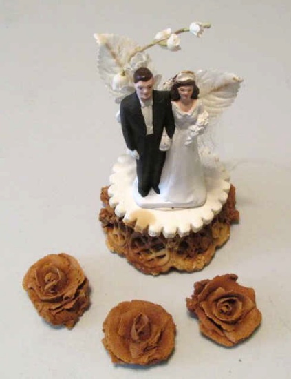 Bride & Groom Wedding Cake Figurine