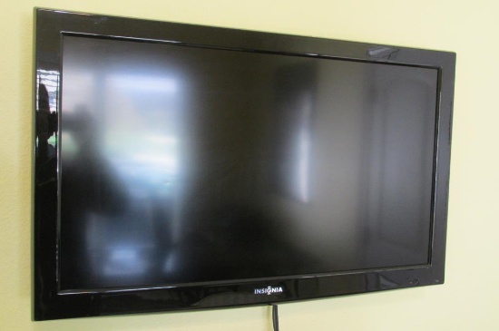 32" Insignia Television & DVD Player Combo