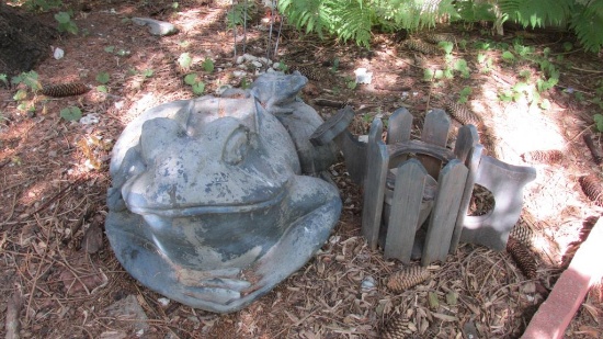 Giant Resin Yard Frog & Wood Planter - Y