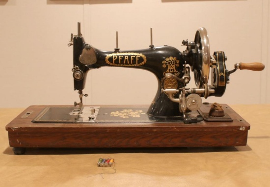 Pfaff Hand Crank Sewing Machine With Case - BG
