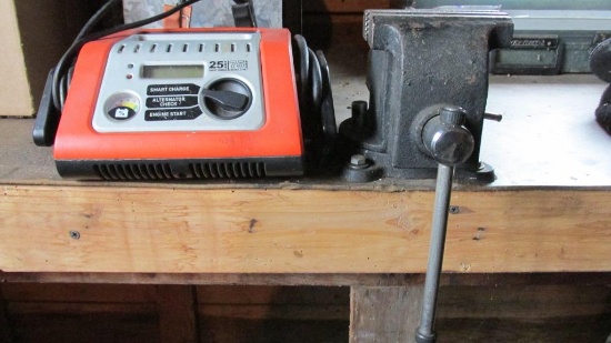 Black & Decker Battery Charger & Bench Vise - B