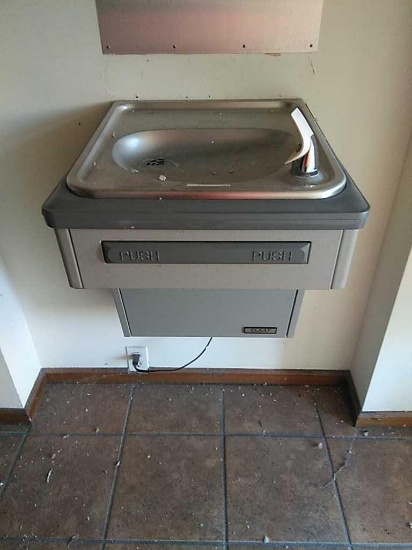 BB - Elkay Wall Drinking Fountain