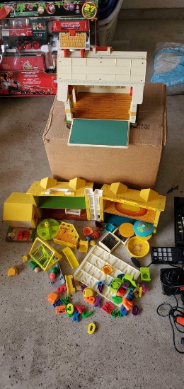 G- Lot of Fisher Price - Family House & School