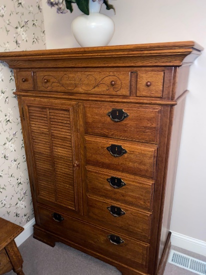 MB- Oak Wood Dresser