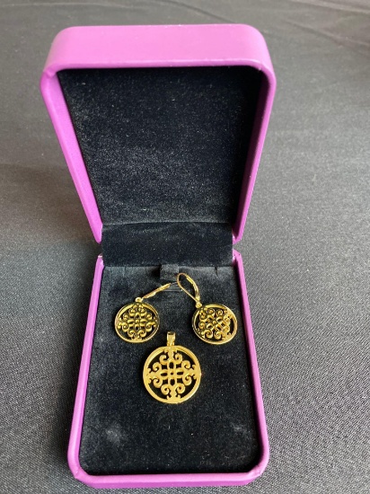 Vivir World Gold Earrings and Gold Pendant