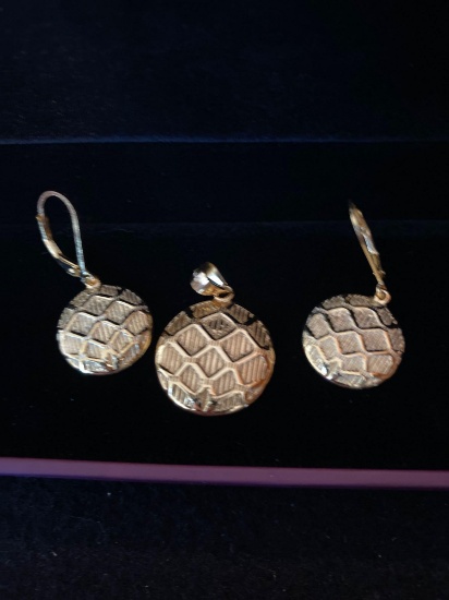 Vivir World "Italian" Collection Gold Earrings and Gold Pendant