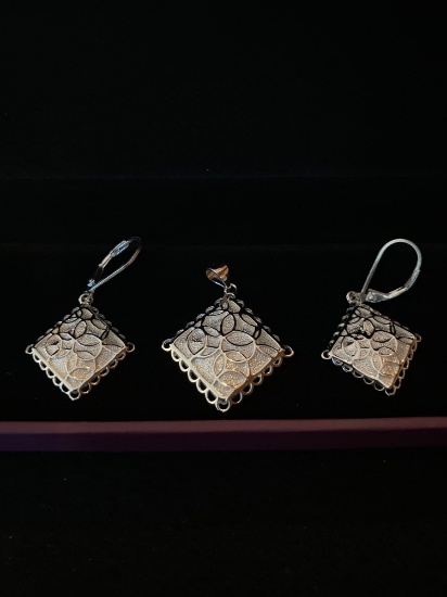 Vivir World "Italian" Collection Silver Pendant and Silver Earrings