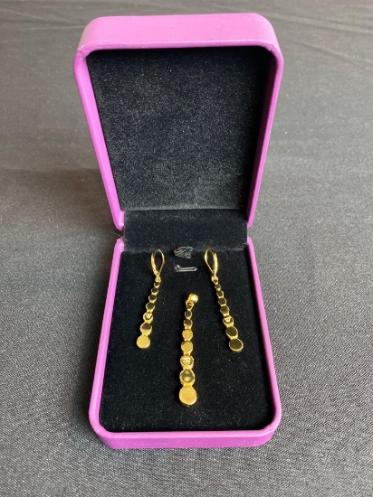 Vivir World Gold Earrings and Gold Pendant