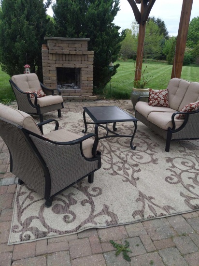 O- (4) Piece Outdoor Patio Furniture and Rug